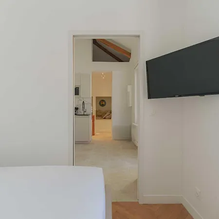 1bdr 3p Flat - Balcony - In The Heart Of Apartment *